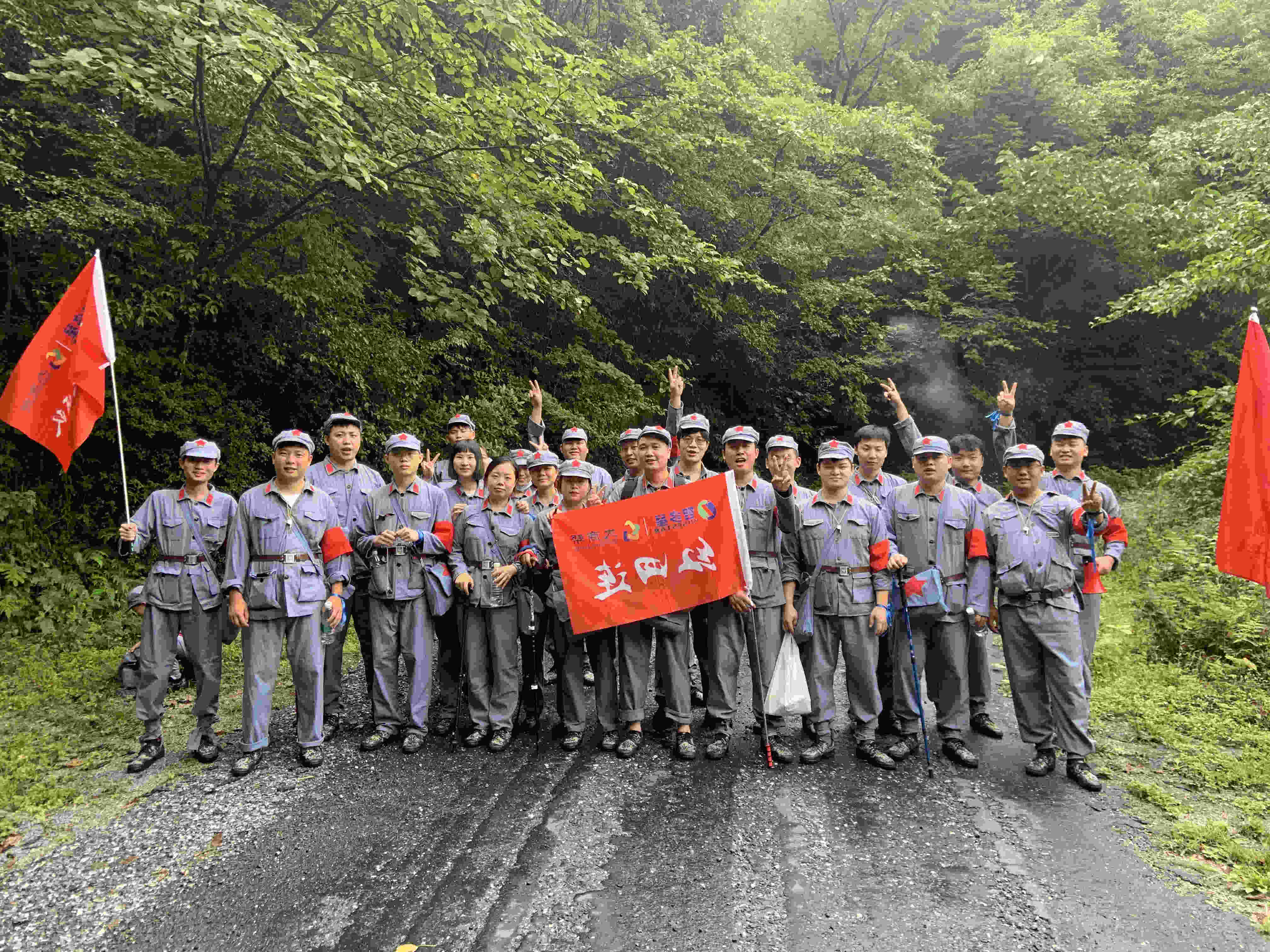 重走長征路連隊(duì)合影